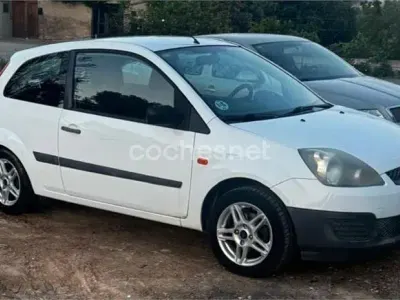 Usado Ford Fiesta Ambiente 68 CV (50 kW) 2007 Blanco Utilitario