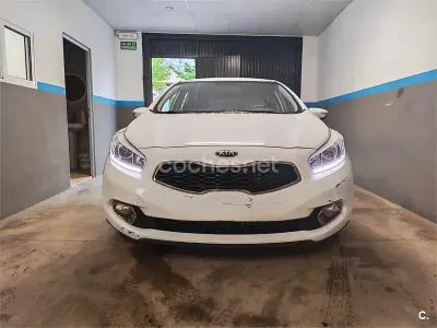 Usado Kia Ceed GT 90 HP (66 kW) 2013 Branco Sedan