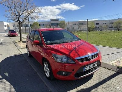 Usado Ford Focus Trend 109 CV (80 kW) 2010 Rojo Berlina