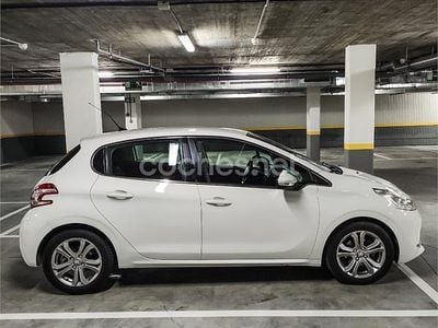 Usado Peugeot 208 Allure 92 CV (67 kW) 2014 Blanco Utilitario