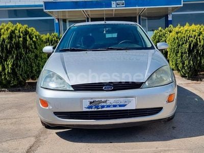 Usado Ford Focus Trend 90 CV (66 kW) 2000 Gris / plata Berlina