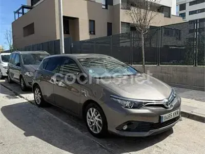 Usado Toyota Auris Hybrid Active 136 CV (100 kW) 2018 Marrón Berlina