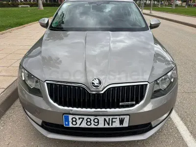 Usado Skoda Octavia Elegance 105 CV (77 kW) 2014 Gris / plata Familiar
