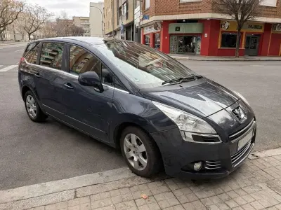 Używany Peugeot 5008 Allure 150 KM (110 kW) 2013 Niebieski Minivan
