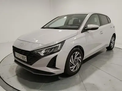 Usado Hyundai i20 79 CV (58 kW) 2025 Gris / plata Utilitario