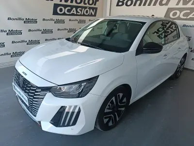 Usado Peugeot 208 Allure 100 CV (73 kW) 2024 Blanco Utilitario