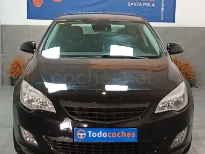 Usado Opel Astra Cosmo 110 CV (80 kW) 2011 Negro Berlina