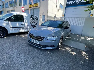 Usado Skoda Superb SportLine 150 CV (110 kW) 2018 Gris / plata Berlina