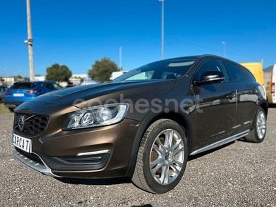 Marrón Usado 2017 Volvo V60 CC Familiar | 16.250 € (Un poco caro)