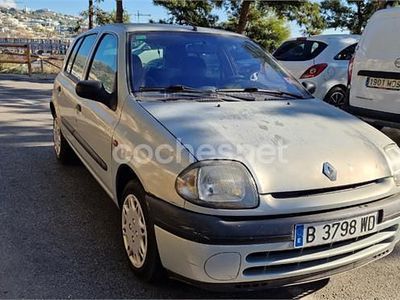 Usado Renault Clio II 75 CV (55 kW) 1999 Gris / plata Berlina