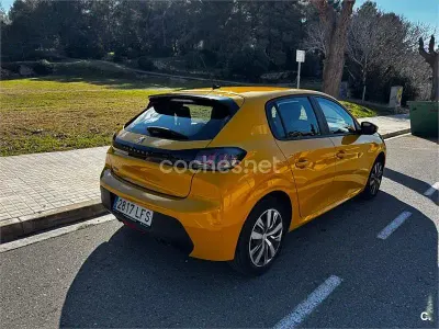 Usado Peugeot 208 Allure 100 CV (73 kW) 2020 Amarillo Utilitario