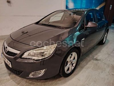 Gris / plata Usado 2012 Opel Astra Excellence Berlina | 3990 € (Super precio)