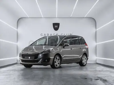 Usado Peugeot 5008 Style 120 CV (88 kW) 2017 Gris / plata Monovolumen