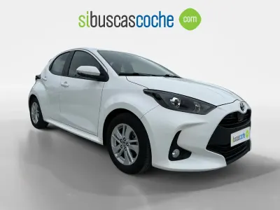 Usado Toyota Yaris Hybrid Active 120 CV (88 kW) 2022 Gris/plata
