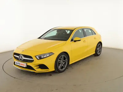 Usado Mercedes A180 AMG line 136 CV (100 kW) 2020 Amarillo Berlina