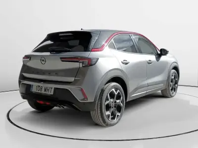 Usado Opel Mokka 130 CV (95 kW) 2022 Gris / plata SUV