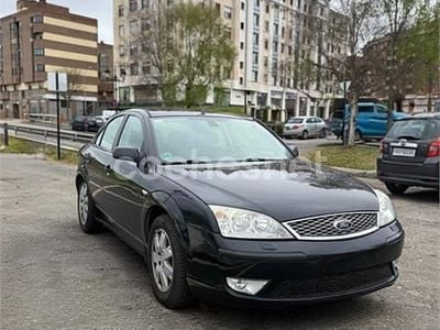 Usado Ford Mondeo Ghia 145 CV (106 kW) 2006 Azul Berlina