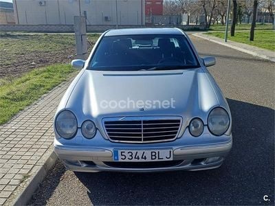 Usado Mercedes E320 Avantgarde 197 CV (144 kW) 2001 Gris / plata Berlina
