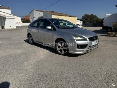 Usado Ford Focus Sport 115 CV (84 kW) 2005 Gris / plata Berlina