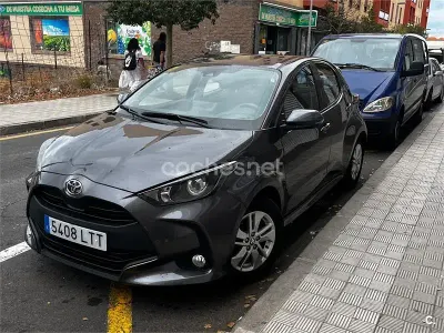 Usado Toyota Yaris Active 111 CV (81 kW) 2021 Gris / plata Utilitario