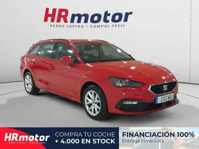 Usado Seat Leon Reference 117 CV (86 kW) 2022 Rojo Familiar