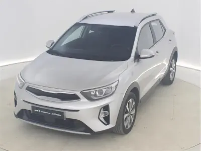 Usado Kia Stonic 101 HP (74 kW) 2024 Cinzento SUV