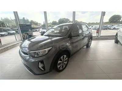 Usado Kia Stonic 100 CV (73 kW) 2025 Gris / plata SUV