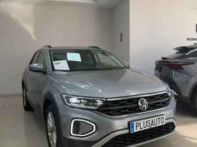 Usado VW T-Roc Life 110 CV (80 kW) 2024 Gris SUV