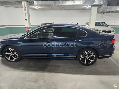 Usado VW Passat R-line 150 CV (110 kW) 2020 Azul Berlina