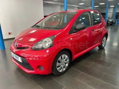 Usado Toyota Aygo Live 68 CV (50 kW) 2012 Rojo Utilitario