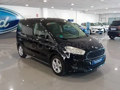 Usado Ford Tourneo Courier Trend 100 CV (73 kW) 2015 Negro Monovolumen