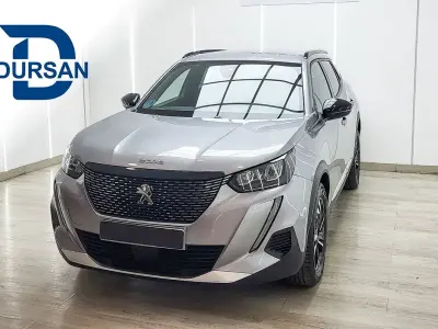 Usado Peugeot 2008 Allure 130 CV (95 kW) 2023 Gris / plata SUV