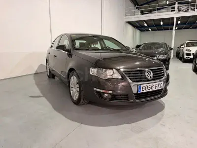 Usado VW Passat Highline 140 CV (102 kW) 2007 Gris / plata Berlina