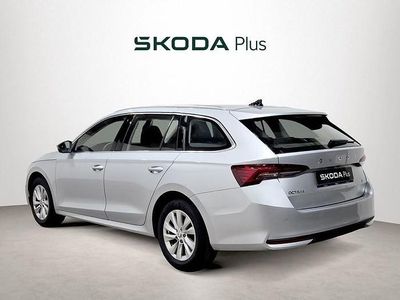 Gris plata Usado 2024 Skoda Octavia Selection Familiar | 27.540 € (Precio justo)
