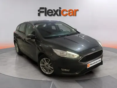 Usado Ford Focus Trend 101 CV (74 kW) 2017 Gris Berlina