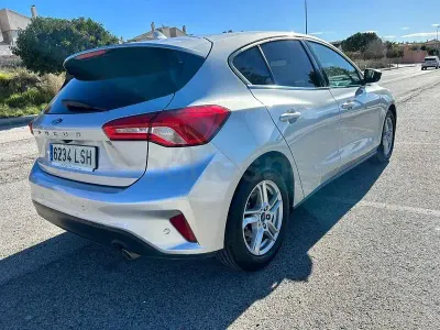 Usado Ford Focus Active X 120 CV (88 kW) 2021 Gris / plata Berlina