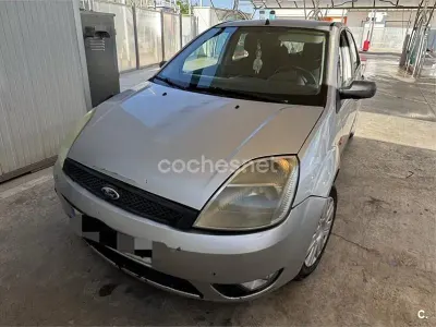 Usado Ford Fiesta 80 CV (58 kW) 2005 Gris / plata Utilitario
