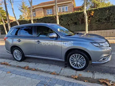 Usado Mitsubishi Outlander P-HEV 224 CV (164 kW) 2019 Gris / plata SUV