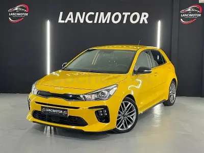 Usado Kia Rio GT-Line 100 CV (73 kW) 2023 Amarillo Berlina