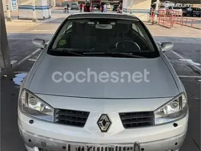 Usado Renault Mégane Cabriolet Dynamique 136 CV (100 kW) 2004 Gris / plata Descapotable