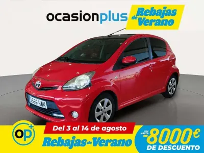 Usado Toyota Aygo City 68 CV (50 kW) 2014 Rojo Utilitario