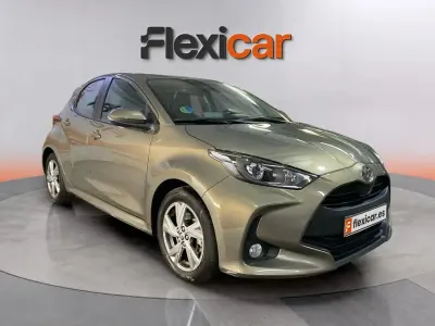 Usado Toyota Yaris Hybrid Active 116 CV (85 kW) 2025 Gris Berlina