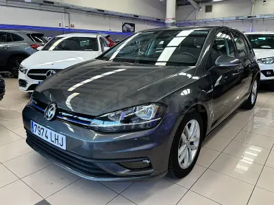 Usado VW Golf VIII Edition 130 CV (95 kW) 2020 Gris / plata Berlina