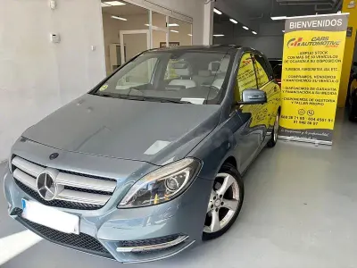 Usado Mercedes B180 Urban 109 CV (80 kW) 2014 Azul Monovolumen