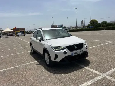 Usado Seat Arona Style 110 CV (80 kW) 2022 Blanco SUV