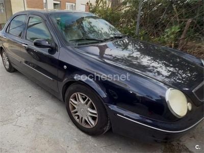 Usado Lancia Lybra 140 CV (102 kW) 2001 Azul Berlina