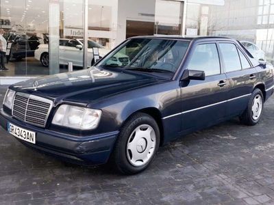 Usado Mercedes E200 75 CV (55 kW) 1993 Azul Berlina