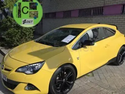 Usado Opel Astra GTC Sportive 140 CV (102 kW) 2016 Amarillo Berlina