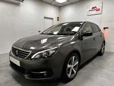 Usado Peugeot 308 Allure 130 CV (95 kW) 2018 Gris / plata Berlina