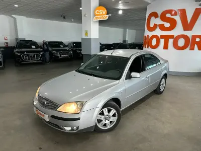 Usado Ford Mondeo Ghia 131 CV (96 kW) 2004 Gris / plata Berlina